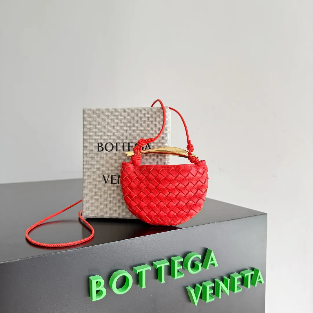 Batch 760 BV Miniature Sardine Cute and charming bag hanger. Why does it look so good on the bag‼ ️Extremely healing♥️The versatile bag shape is paired with dopamine colors, which makes me feel better😍It can also be carried as a small bag, it’s so beautiful. Sardine is a dream of a work of art (Bird In Space Bird in the Sky). We all call this a walking work of art♥️ Style number: 836834 Color: Tomato Red Size: 10*7*1.5cm